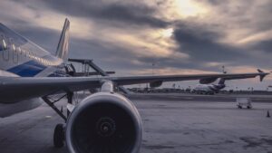 Doi halterofili au tras un avion de 40 de tone pe o distanţă de 15 metri