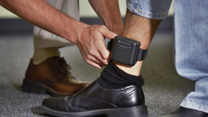 95 de bistrițeni monitorizați cu brățări electronice, dar mulți dintre ei încă fentează legea