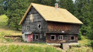 Cabana Prejba, readusă la viață de voluntarii Ambulanței pentru Monumente