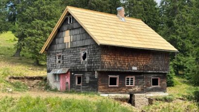 Cabana Prejba, readusă la viață de voluntarii Ambulanței pentru Monumente