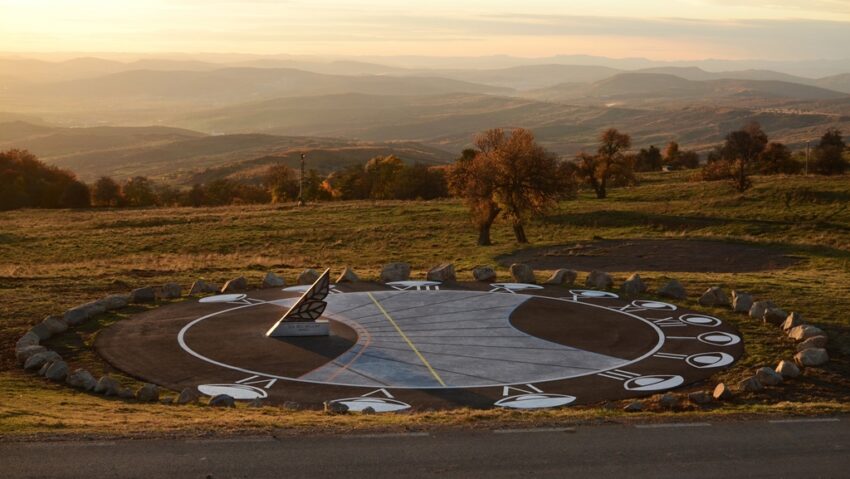 Via Transilvanica lansează Ceasul Solar de la Dealul Negru