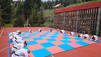 500 de medalii și trofee câștigate anual de Cercul de Karate al Palatului Copiilor