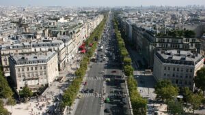 Două milioane de lumini LED pe Champs-Elysees de Crăciun