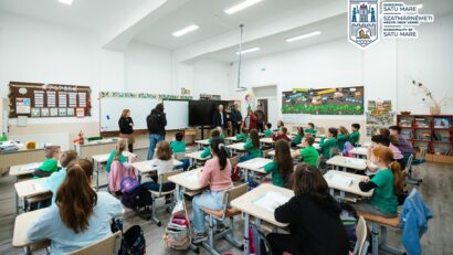 Școli dotate cu mobilier și echipamente IT moderne
