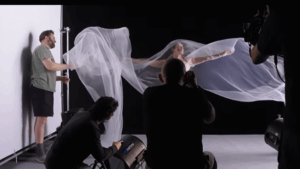 „Elements” transformă corpul feminin într-un concept artistic al naturii