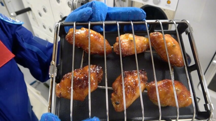 Fripturi și aripioare de pui gătite în spațiu