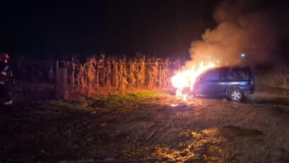 O mașină a ars ca o torță. Conducătorul autor s-a salvat singur