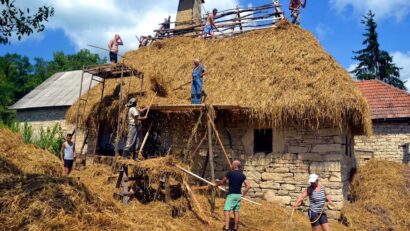 Clacă la Chidea pentru reînnoirea acoperișului muzeului satului