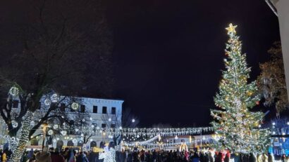 Municipiul Bistrița a intrat oficial în atmosfera sărbătorilor de iarnă