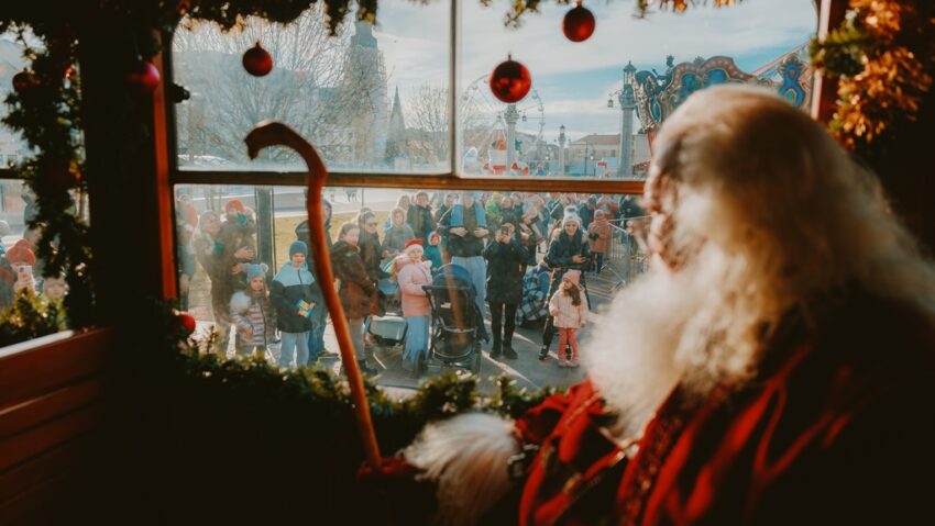 Moș Crăciun vine cu tramvaiul de epocă la Târgul de Crăciun