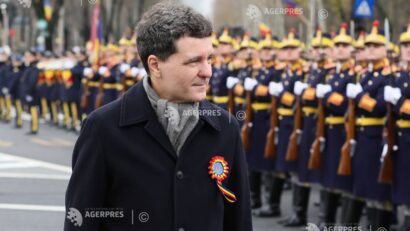 Nicușor Dan, poze cu cei care au participat la parada militară din capitală
