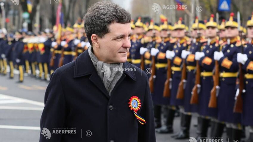 Nicușor Dan, poze cu cei care au participat la parada militară din capitală