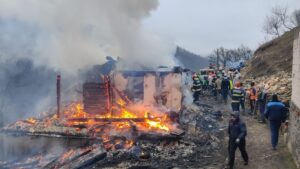 Caz dramatic: patru copii și părinții lor au rămas pe drumuri în prag de sărbători