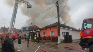 Incendiu de proporții: O casă a ars aproape în totalitate | UPDATE