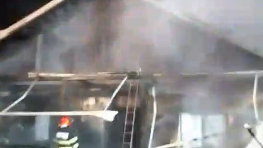 Incendiu într-o gospodărie. Două femei au ajuns la spital
