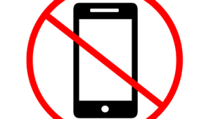 Telefoanele mobile, interzise în școli. Măsura vizează elevii de până la 15 ani