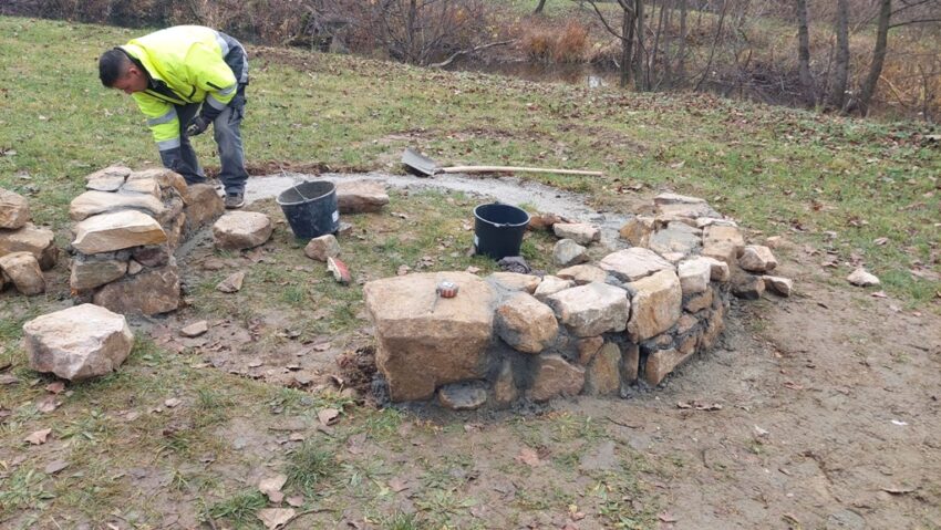 Picnic în siguranță pe malul râului