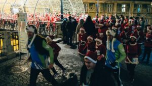 Marea Moșmondeală adună zeci de „Moși” la start