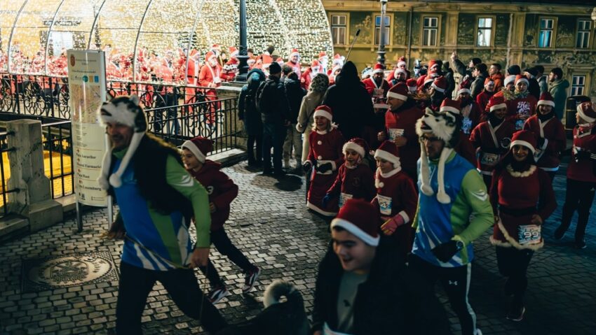 Marea Moșmondeală adună zeci de „Moși” la start