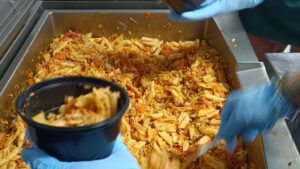 Voluntarii care hrănesc o comunitate: povestea din spatele meselor calde