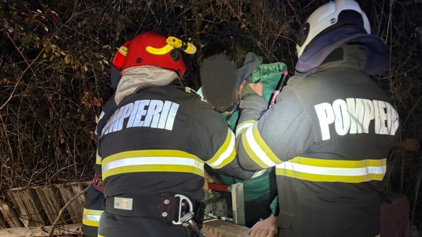 Bărbat salvat de pompieri dintr-o fântână adâncă de 6 metri