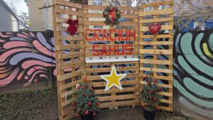 Un trenuleţ, ornamente şi multă ciocolată: s-a deschis Târgul de Crăciun al Şcolii Samus | AUDIO