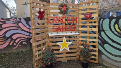 Un trenuleţ, ornamente şi multă ciocolată: s-a deschis Târgul de Crăciun al Şcolii Samus | AUDIO