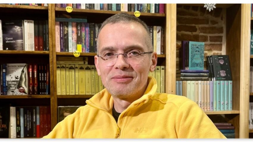 Jurnalistul Adelin Petrișor: „𝗘𝘂 𝗰𝗿𝗲𝗱 î𝗻 𝗺𝗮𝗸𝗶𝗻𝗴 𝗼𝗳”