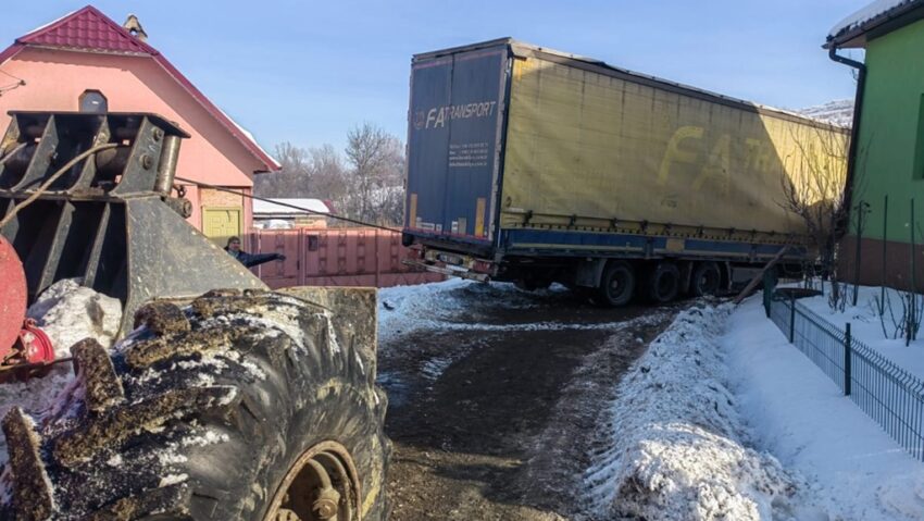 GPS-ul ”rătăcit”: un TIR din Turcia s-a blocat pe ulițele unui sat | FOTO