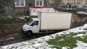 Accident mortal: o autoutilitară a ajuns în albia pârâului Peța