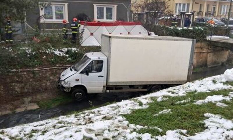 Accident mortal: o autoutilitară a ajuns în albia pârâului Peța