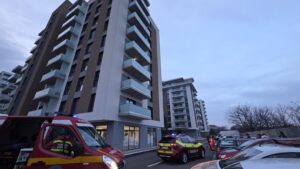 Un copil a murit după ce a căzut de la etajul 8