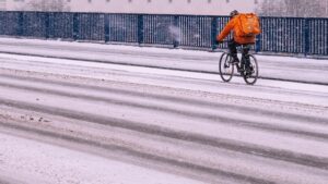 Mersul cu bicicleta pe șosele este ilegal în condiții de iarnă