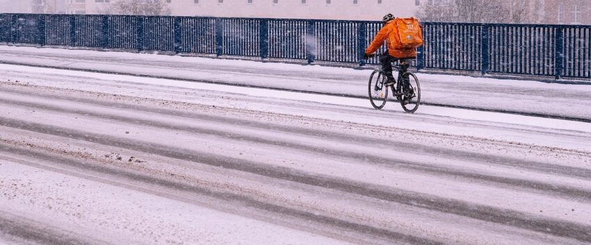 Mersul cu bicicleta pe șosele este ilegal în condiții de iarnă