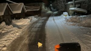 Ninsori neîntrerupte! Intervenții continue pe drumurile din Maramureș