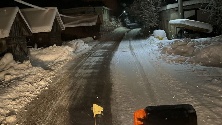 Ninsori neîntrerupte! Intervenții continue pe drumurile din Maramureș