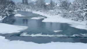 Gheața formată pe râurile din Maramureș provoacă probleme