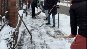Handbaliștii de la Universitatea Cluj, la deszăpezire în oraș
