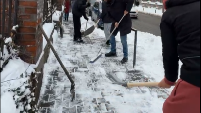 Handbaliștii de la Universitatea Cluj, la deszăpezire în oraș