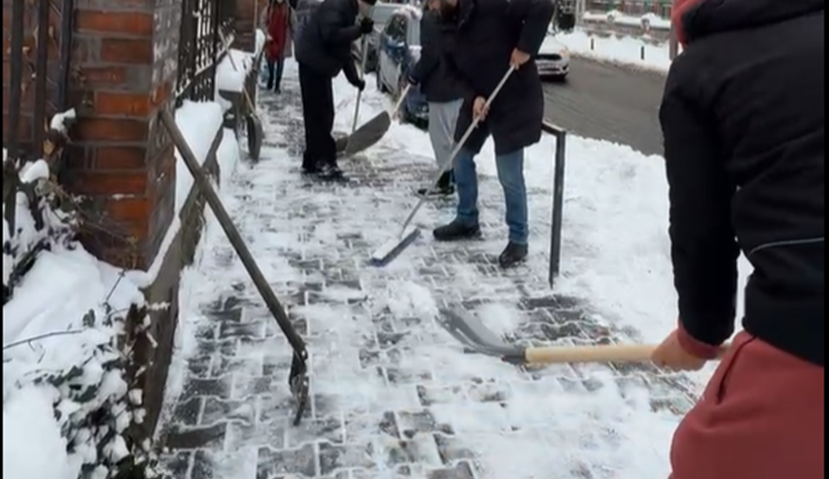 Handbaliștii de la Universitatea Cluj, la deszăpezire în oraș