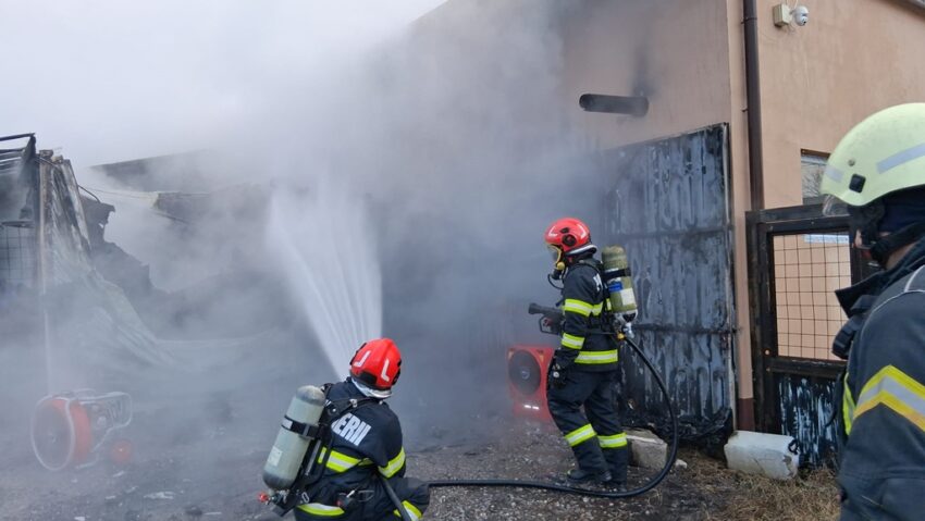 Foc violent la un atelier de tâmplărie