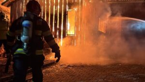 Incendiu puternic la două cabane | VIDEO