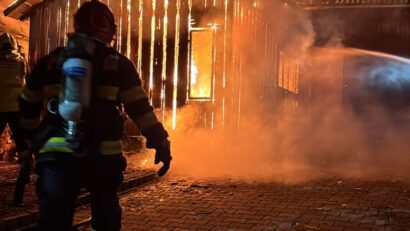Incendiu puternic la două cabane