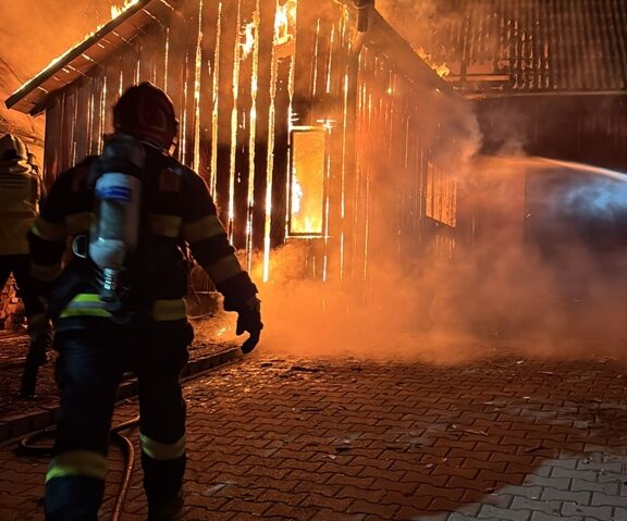 Incendiu puternic la două cabane | VIDEO