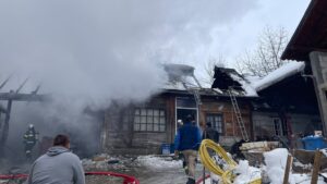 Incendiu de proporții într-un sat de munte – intervenția pompierilor, dificilă