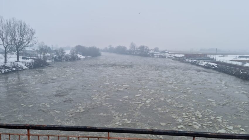 Risc ridicat de inundații pe mai multe râuri