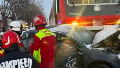 Accident dramatic pe calea ferată: mașină lovită în plin de trenul personal