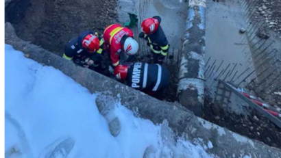 Femeie rănită după ce a căzut într-o groapă nesemnalizată