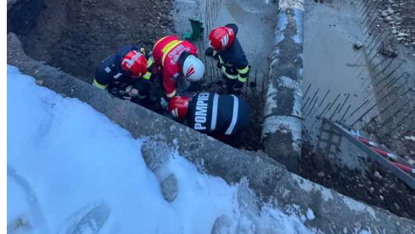 Femeie rănită după ce a căzut într-o groapă nesemnalizată