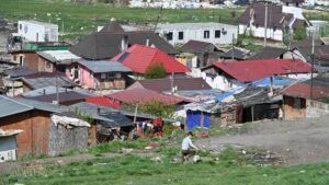 Continuă relocarea comunităților din Pata Rât